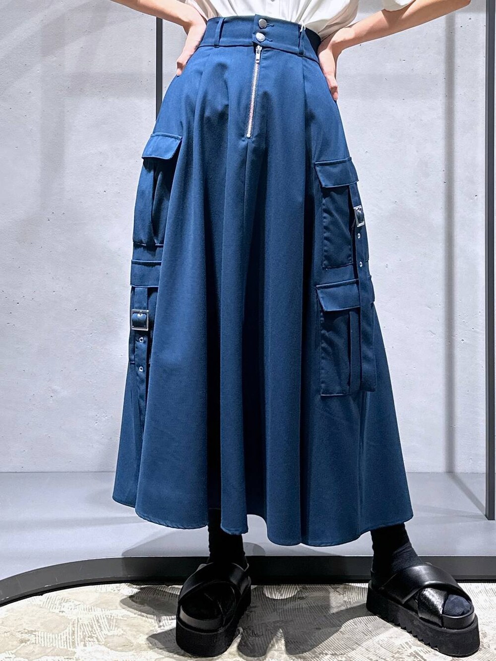 ブラック系のサンダル、ブルー系のスカート、ホワイト系のシャツ/ブラウスを着用したレディースの春コーディネートの7枚目の写真