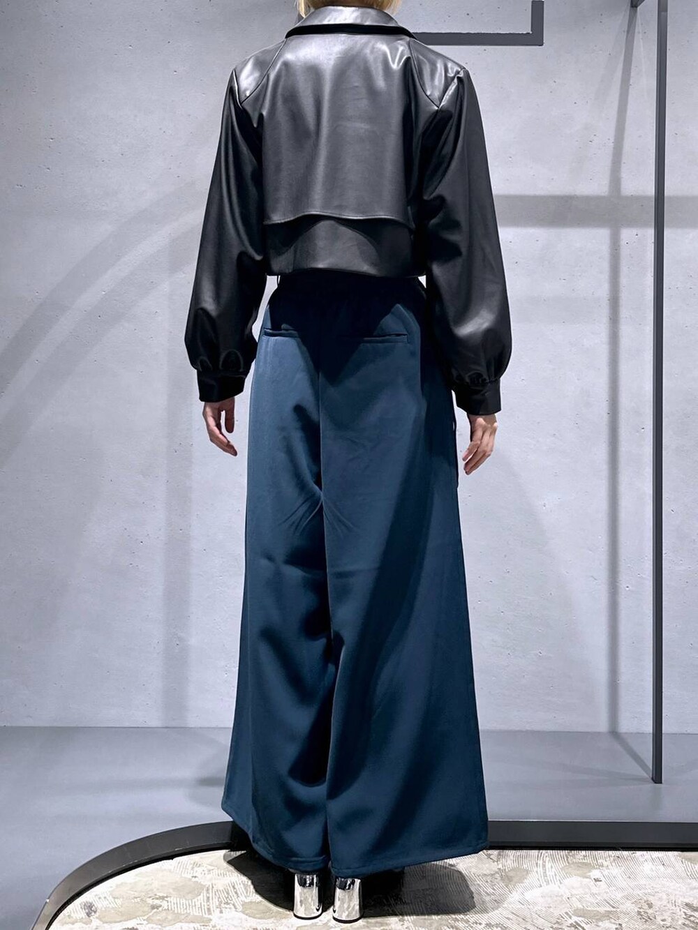 ブラック系のネクタイ、ブラック系のブーツ、グレー系のニット/セーターを着用したレディースの秋コーディネートの3枚目の写真