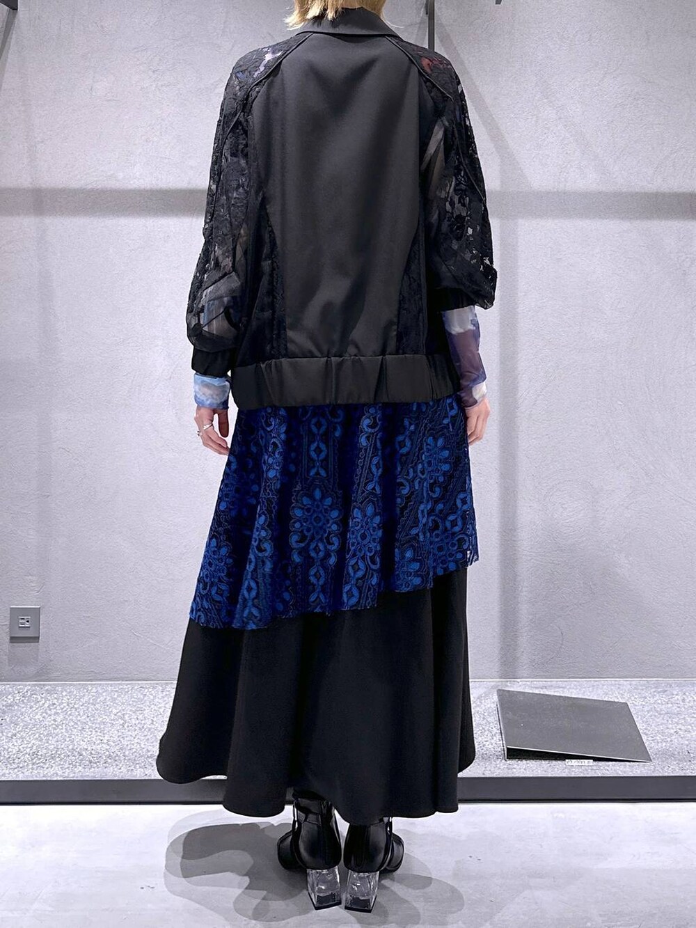 ブルー系のTシャツ/カットソー、ブルー系のスカート、ブラック系のサンダルを着用したレディースの春コーディネートの3枚目の写真