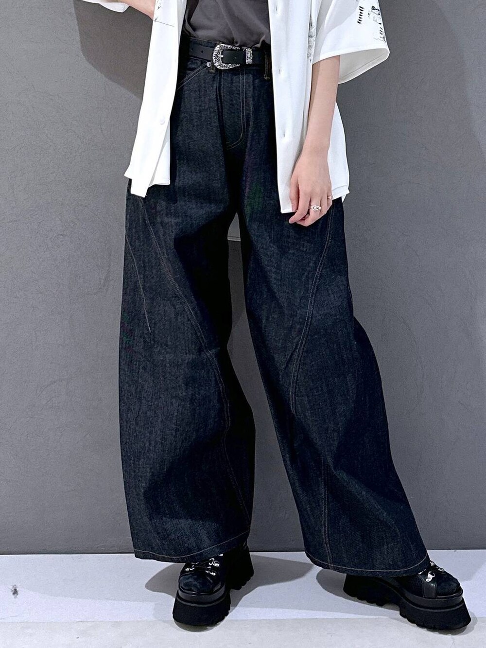 ブラック系のサンダル、ブルー系のデニムパンツ、グレー系のTシャツ/カットソーを着用したレディースの春コーディネートの6枚目の写真