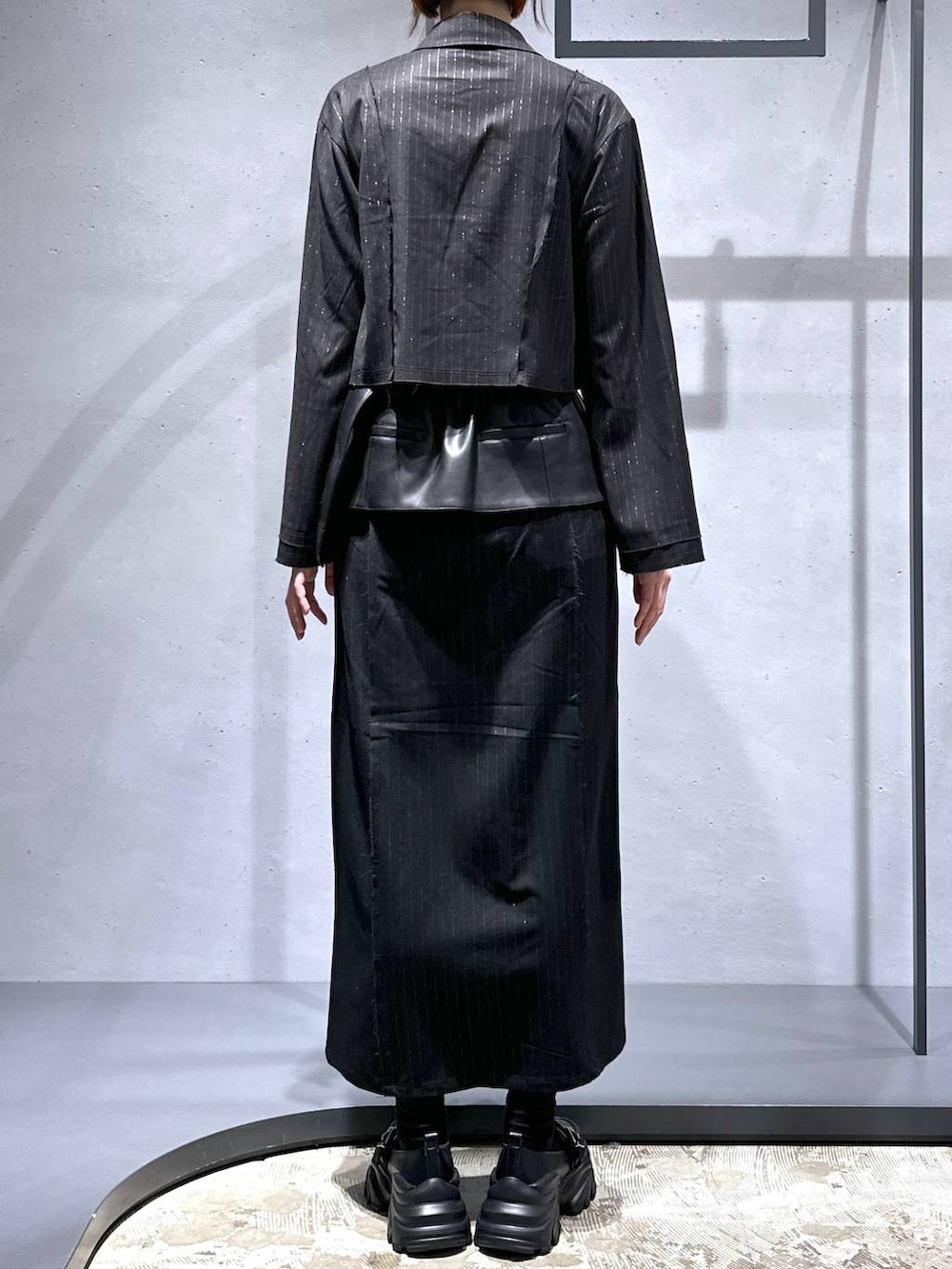 その他のシャツ/ブラウス、ブラック系のローファー、ブラック系のスカートを着用したレディースの秋コーディネートの3枚目の写真