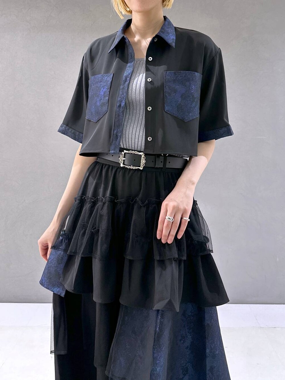 ブラック系のサンダル、グレー系のタンクトップ、パープル系のシャツ/ブラウスを着用したレディースの春コーディネートの5枚目の写真