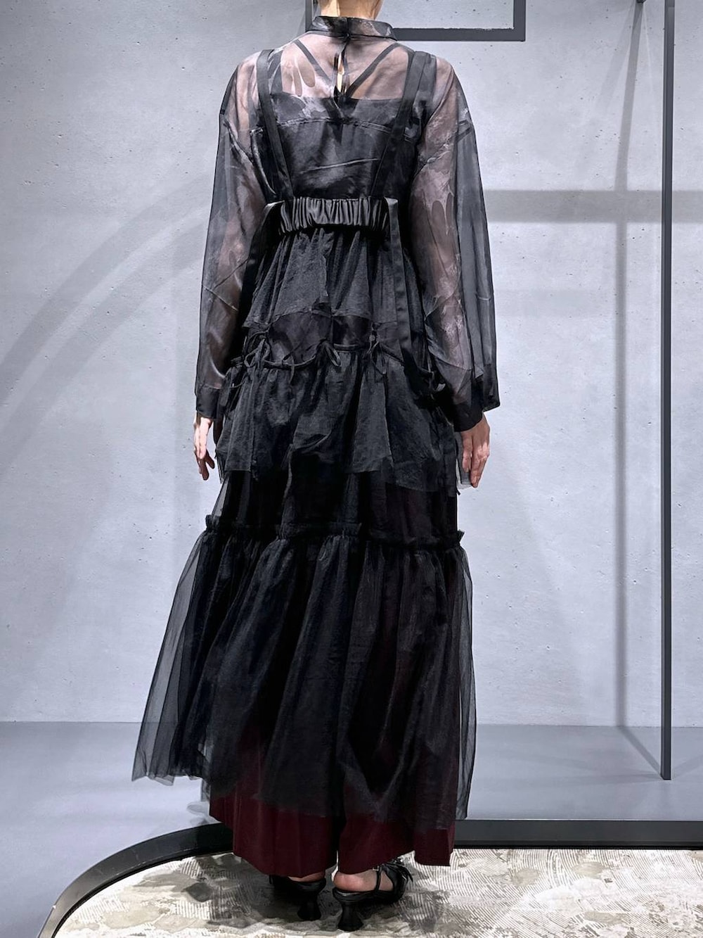 ブラック系のTシャツ/カットソー、ブラック系のパンプス、ブラック系のスカートを着用したレディースの夏コーディネートの3枚目の写真