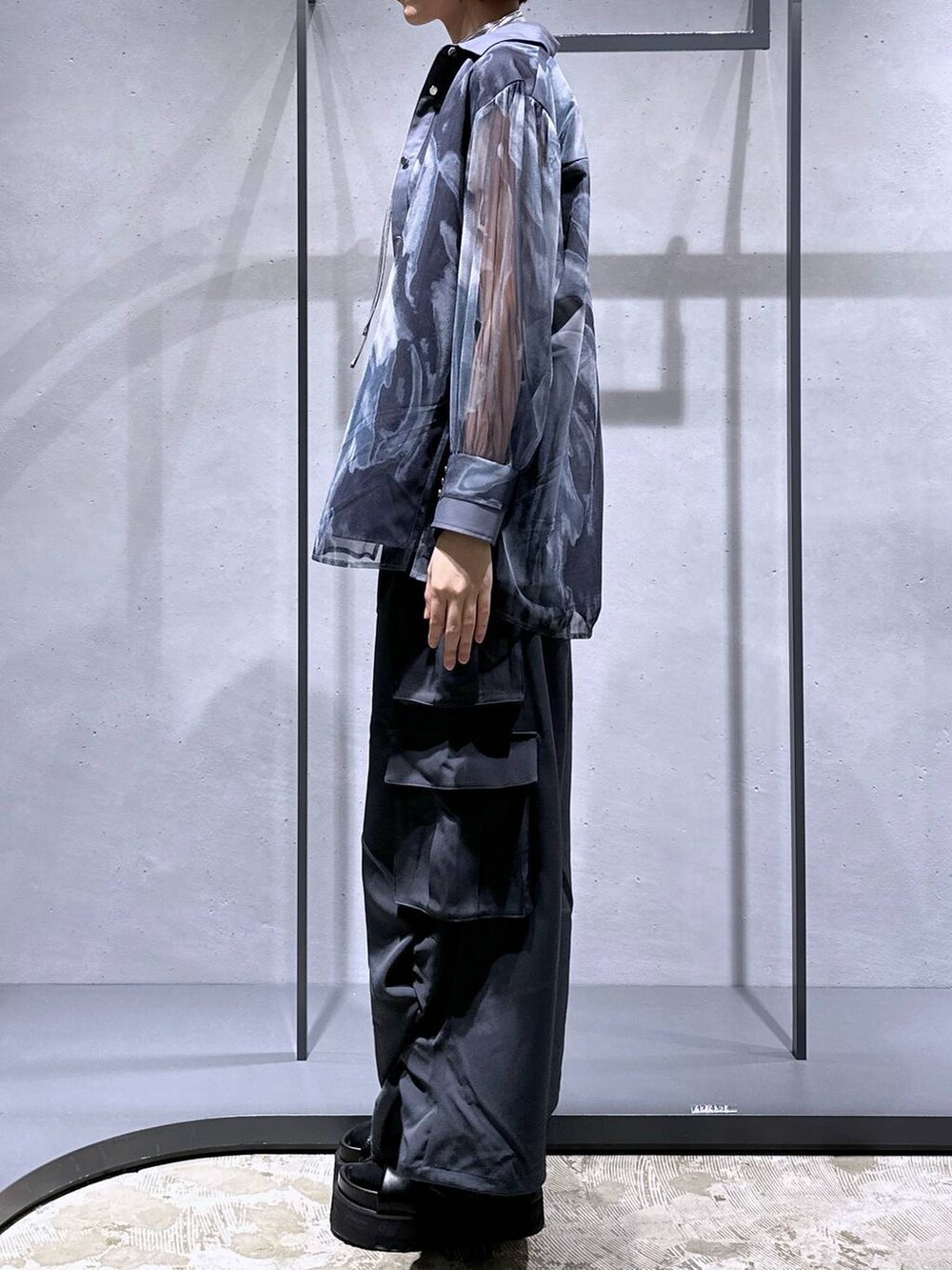 ブラック系のサンダル、その他のタンクトップ、グレー系のカーゴパンツを着用したレディースの春コーディネートの3枚目の写真