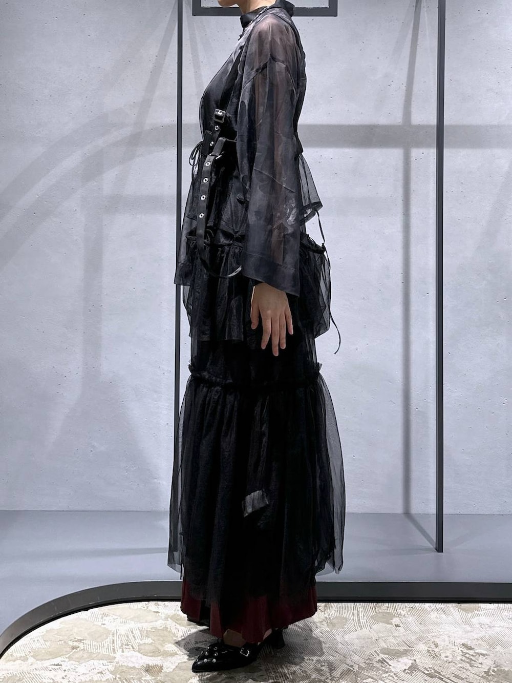 ブラック系のTシャツ/カットソー、ブラック系のパンプス、ブラック系のスカートを着用したレディースの夏コーディネートの2枚目の写真