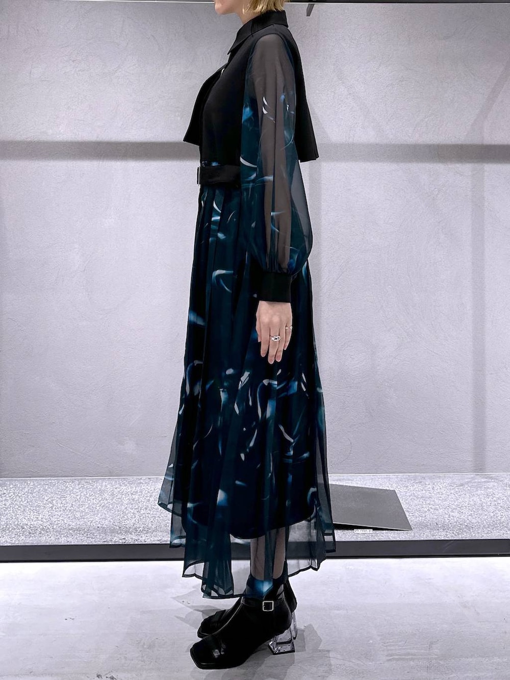 ブラック系のトートバッグ、ブラック系のサンダルを着用したレディースの春コーディネートの2枚目の写真