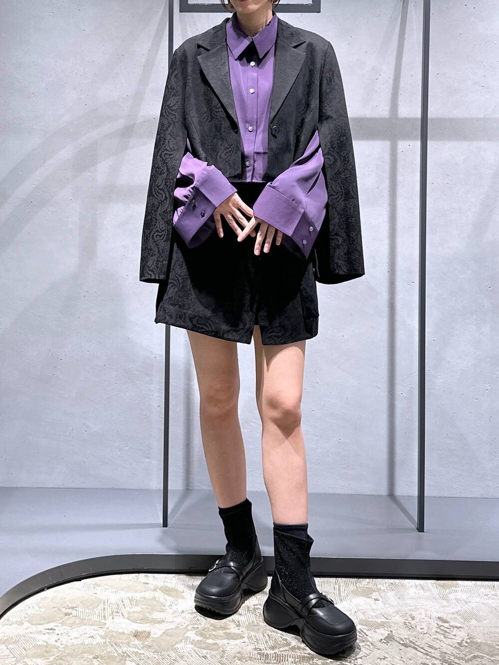 パープル系のシャツ/ブラウス、ブラック系のブーツ、ブラック系のその他パンツを着用したレディースの秋コーディネートの4枚目の写真