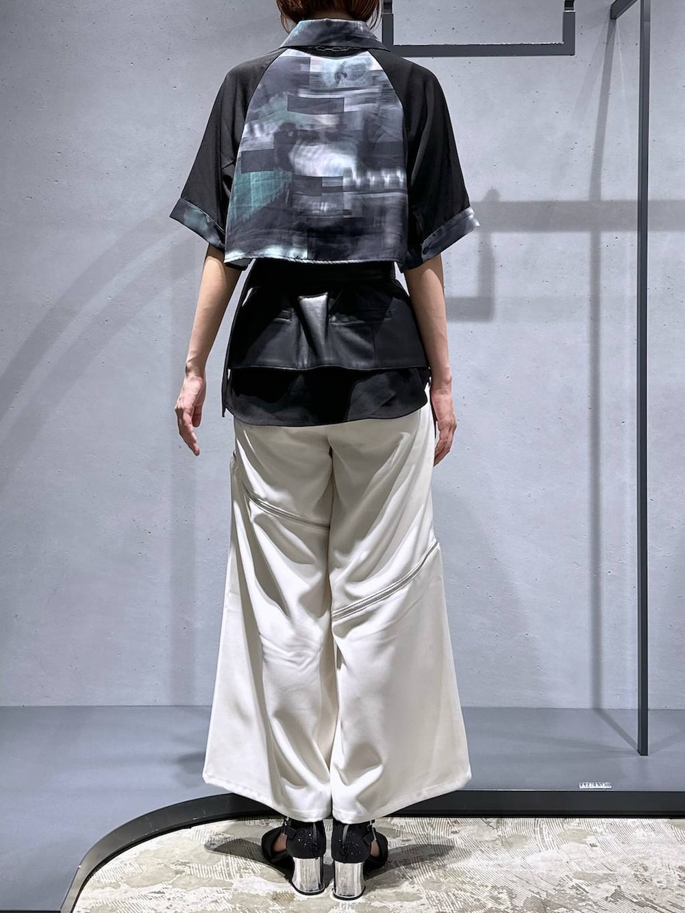 ブラック系のサンダル、グリーン系のシャツ/ブラウス、ホワイト系のその他パンツを着用したレディースの夏コーディネートの4枚目の写真