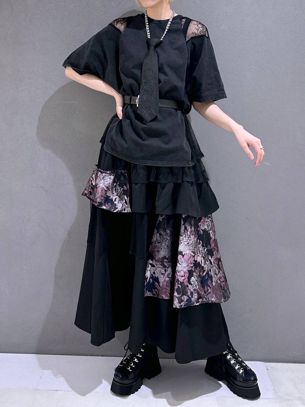 ブラック系のネクタイ、ブラック系のサンダル、ブラック系のTシャツ/カットソーを着用したレディースの春コーディネートの2枚目の写真