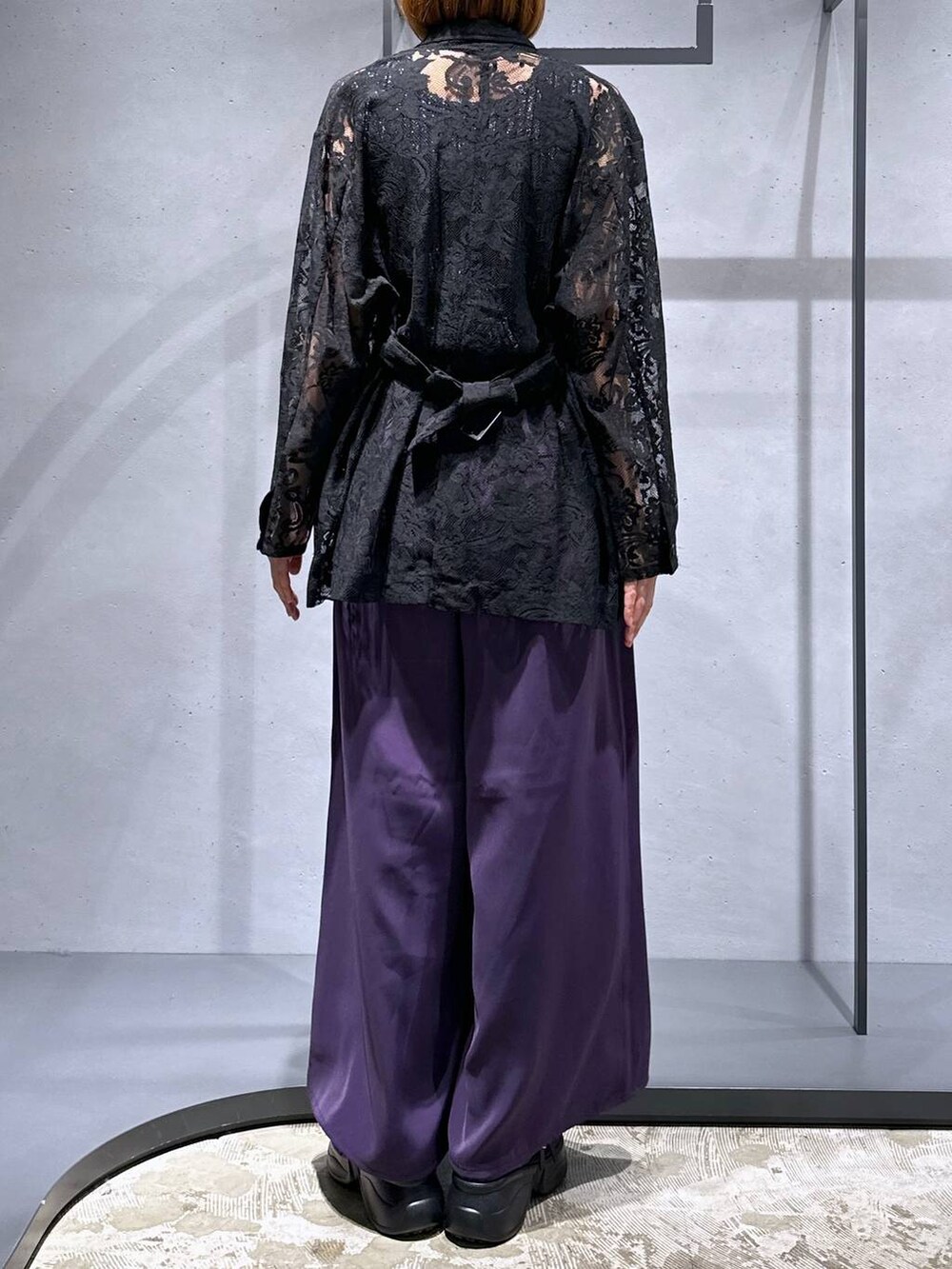 ブラック系のタンクトップ、パープル系のスラックス、ブラック系のブーツを着用したレディースの夏コーディネートの3枚目の写真