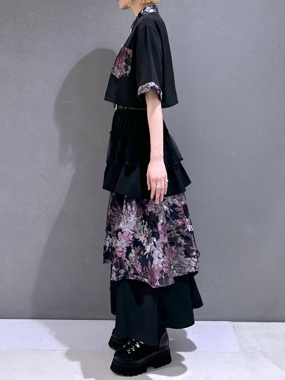 ブラック系のサンダル、ピンク系のシャツ/ブラウス、ピンク系のスカートを着用したレディースの春コーディネートの3枚目の写真