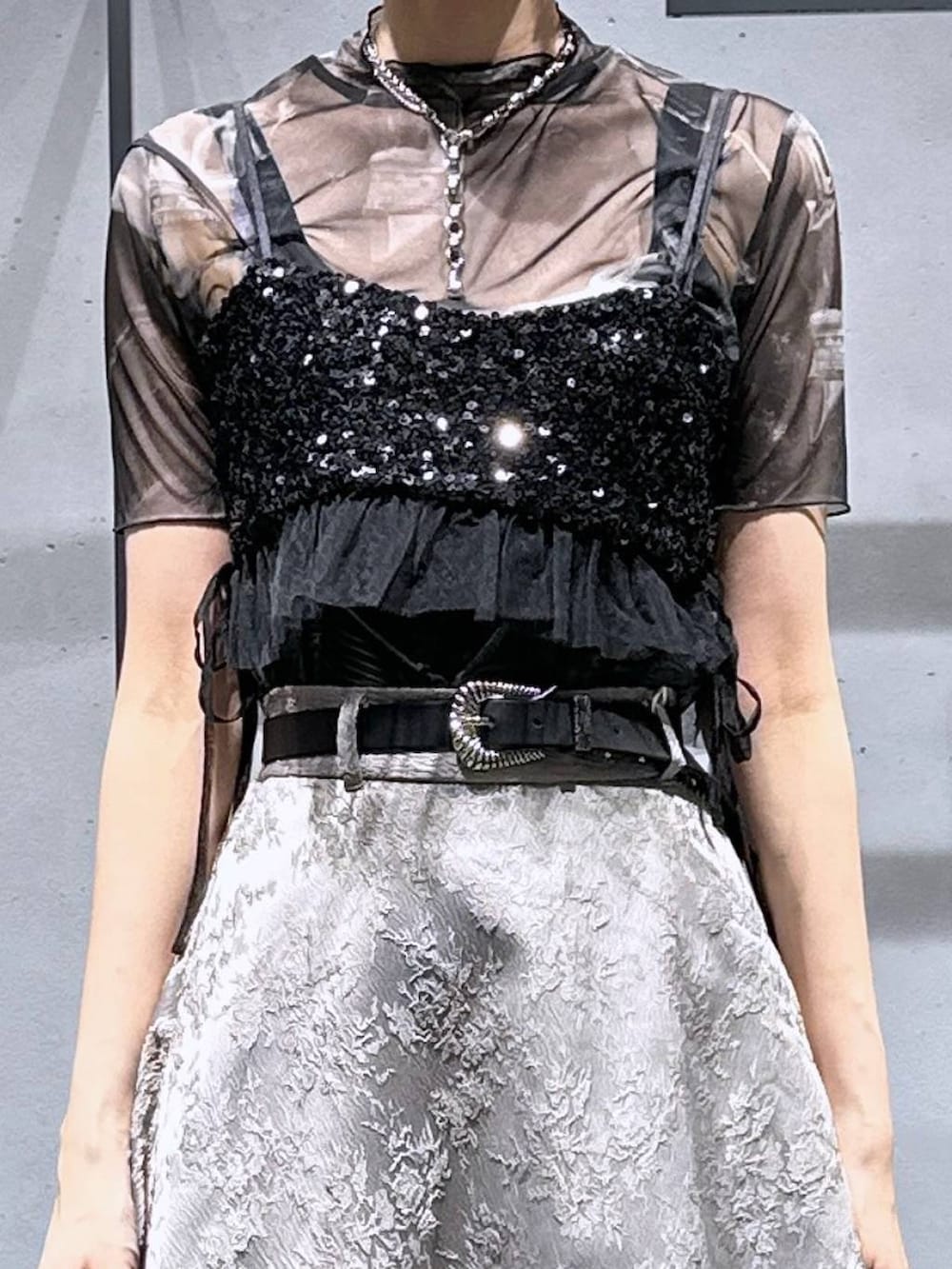 ブラック系のサンダル、ブラック系のチューブトップ、グレー系のスカートを着用したレディースの夏コーディネートの6枚目の写真