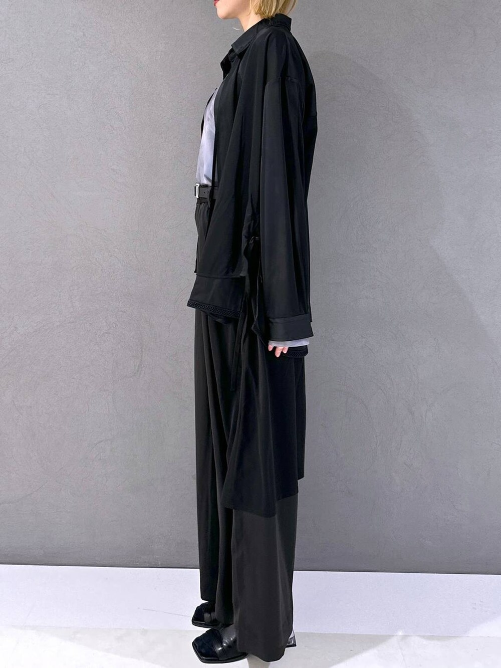 ブラック系のサンダル、ブラック系のシャツ/ブラウス、ブラック系のその他パンツを着用したレディースの春コーディネートの2枚目の写真