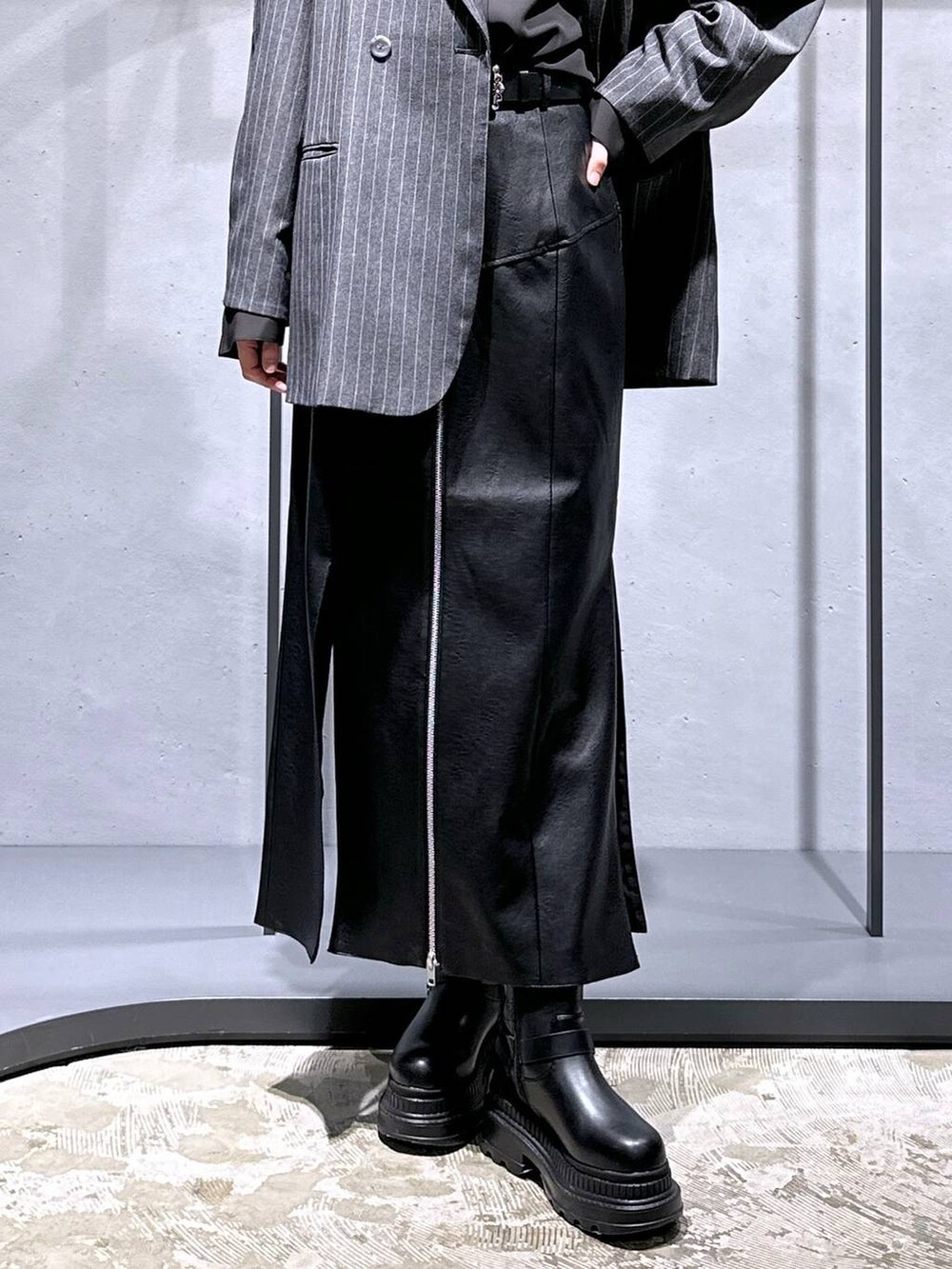 ブラック系のブーツ、グレー系のテーラードジャケット、ブラック系のシャツ/ブラウスを着用したレディースの冬コーディネートの6枚目の写真