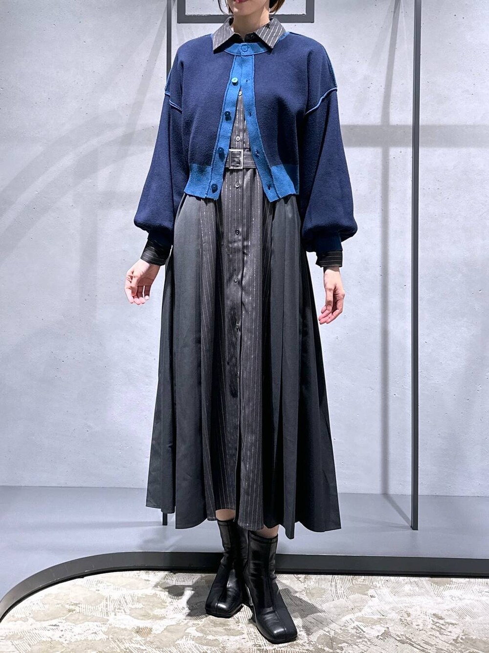 「高身長、メンズライク、女子ウケ、休日コーデ、秋コーデ、骨格ウェーブ、個性派、モード、ベーシック/シンプル、きれいめ、HARE、カーディガン、ワンピース、ニット、ドットエスティ秋コーデ」｜「HAREのメタルヒールストレッチブーツ(HARE)（ブーツ、ブラック系）」を使った、ココロさん（レディース・169cm）の秋コーディネートの4枚目の写真