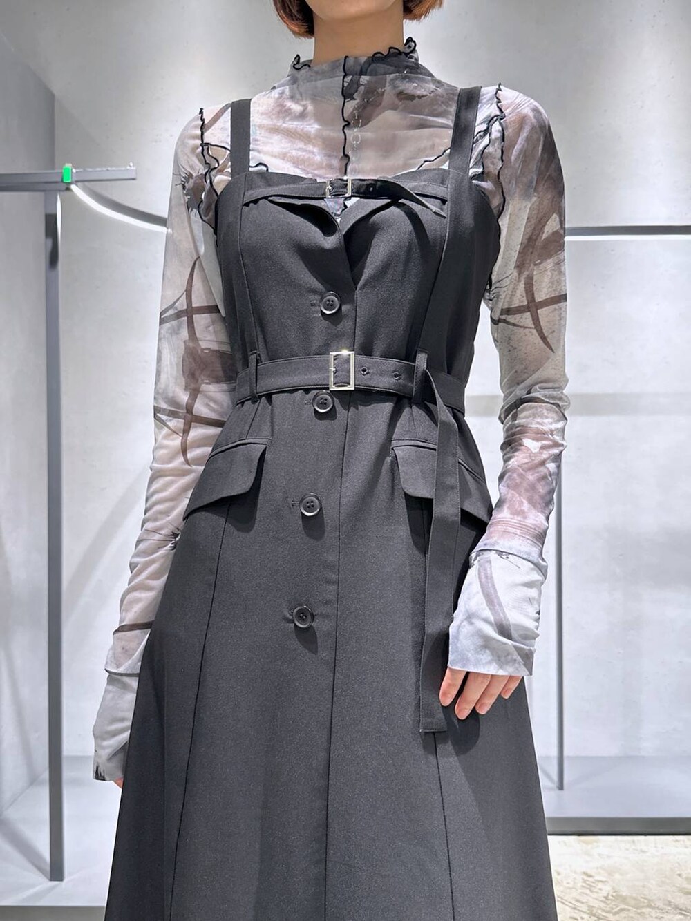 ブラック系のサンダル、ブラック系のジャンパースカート、ホワイト系のTシャツ/カットソーを着用したレディースの夏コーディネートの2枚目の写真