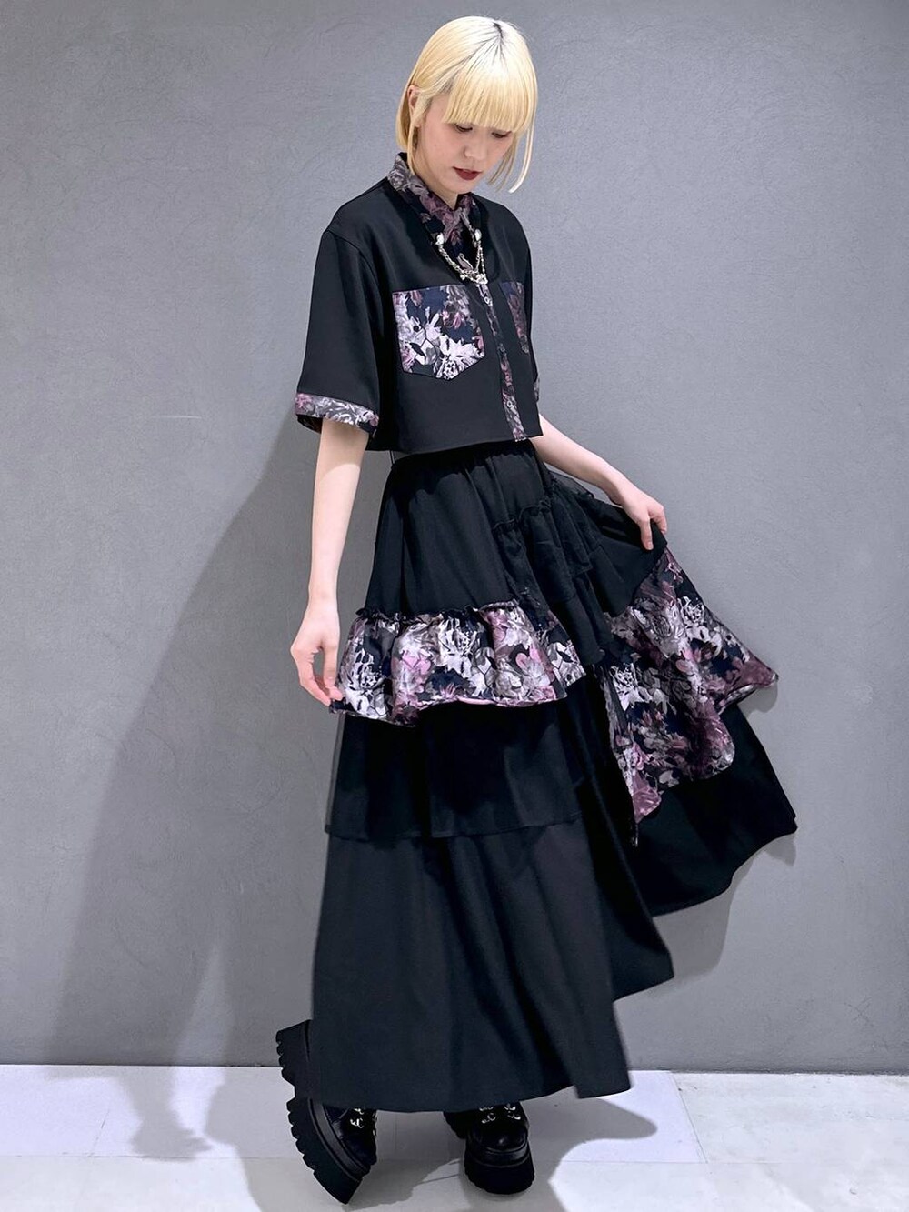 ブラック系のサンダル、ピンク系のシャツ/ブラウス、ピンク系のスカートを着用したレディースの春コーディネートの2枚目の写真