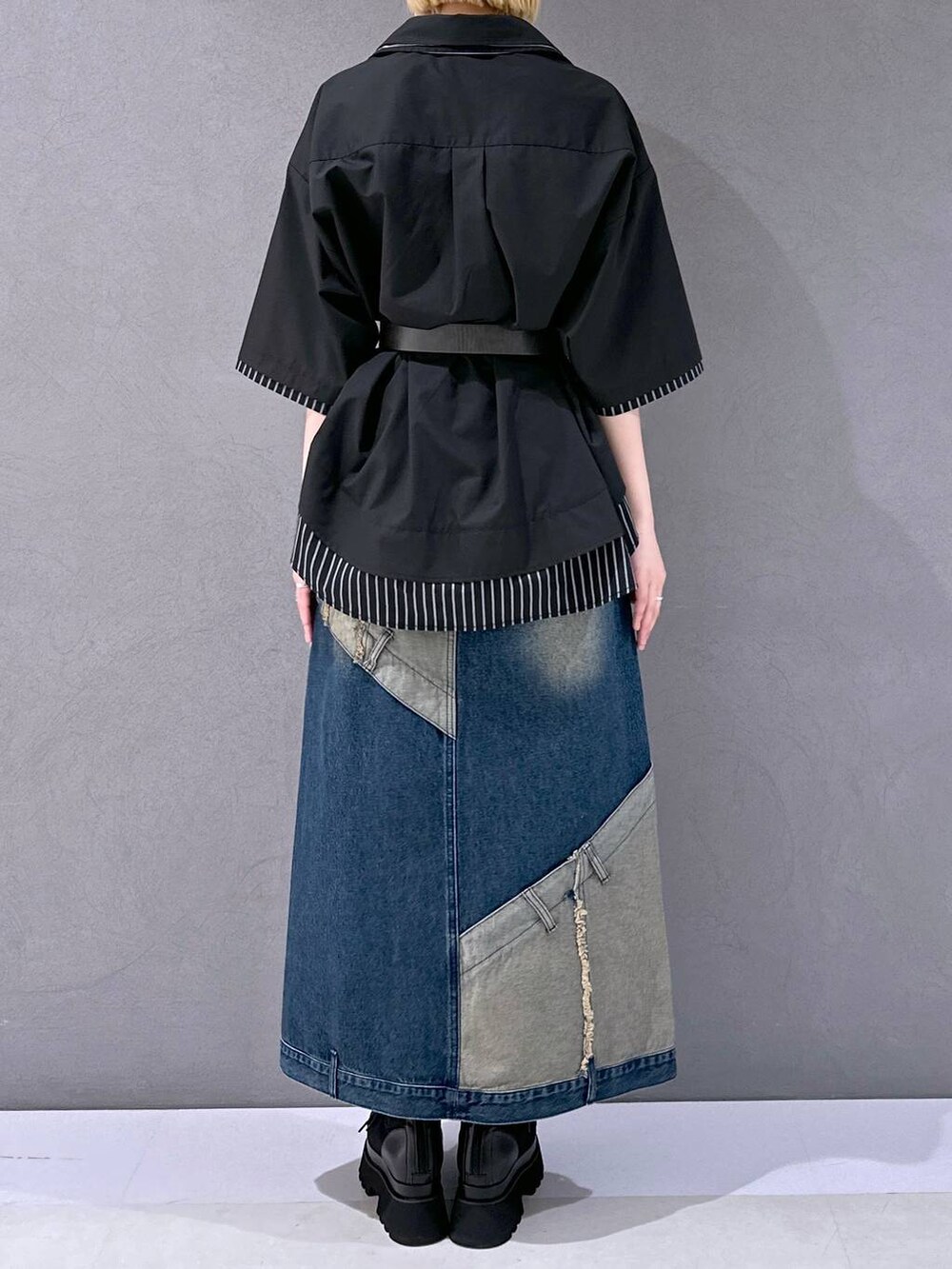 ブラック系のサンダル、ブルー系のデニムスカート、ブラック系のシャツ/ブラウスを着用したレディースの春コーディネートの3枚目の写真