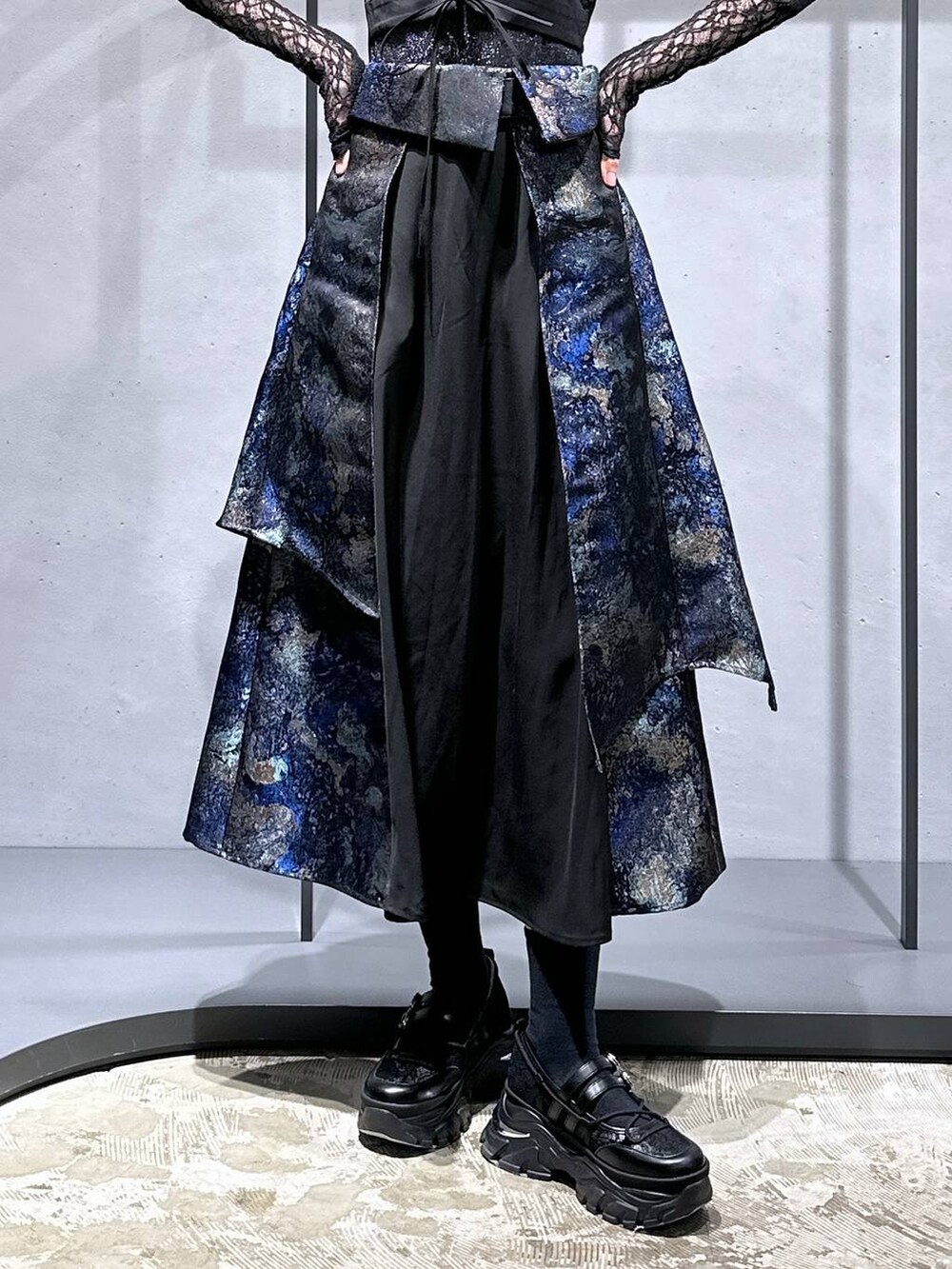 ブラック系のスニーカー、ブラック系のその他トップス、ブラック系のTシャツ/カットソーを着用したレディースの冬コーディネートの6枚目の写真