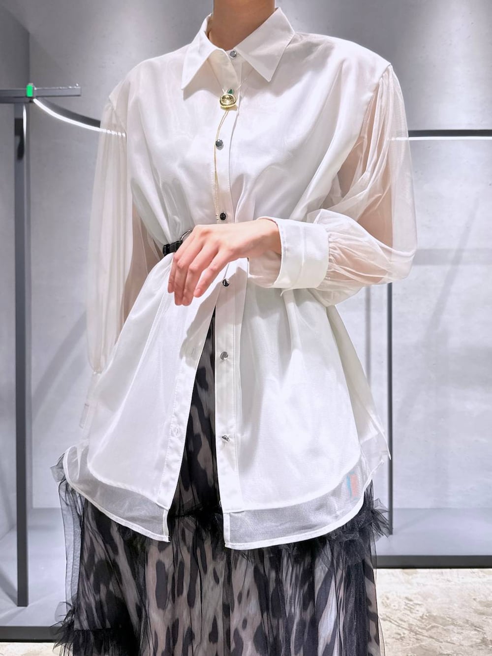 ブラック系のサンダル、その他のスカート、ホワイト系のシャツ/ブラウスを着用したレディースの春コーディネートの2枚目の写真