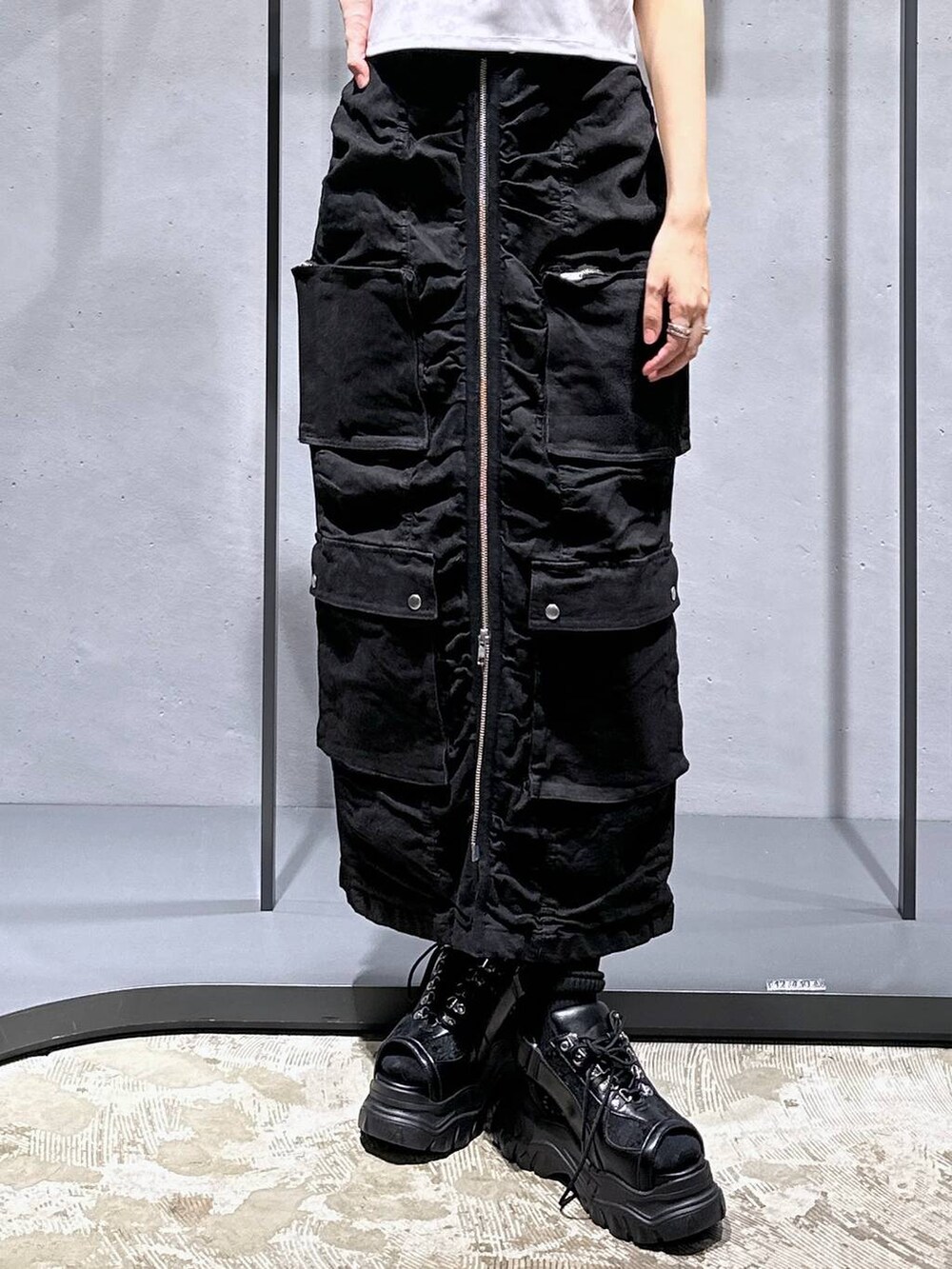 ブラック系のサンダル、ブラック系のタンクトップ、ホワイト系のTシャツ/カットソーを着用したレディースの夏コーディネートの6枚目の写真