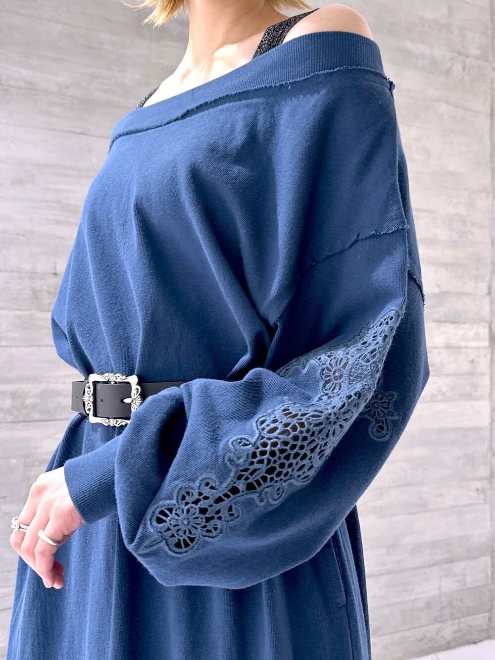 ブラック系のタンクトップ、ブルー系のワンピース、ブラック系のサンダルを着用したレディースの春コーディネートの6枚目の写真