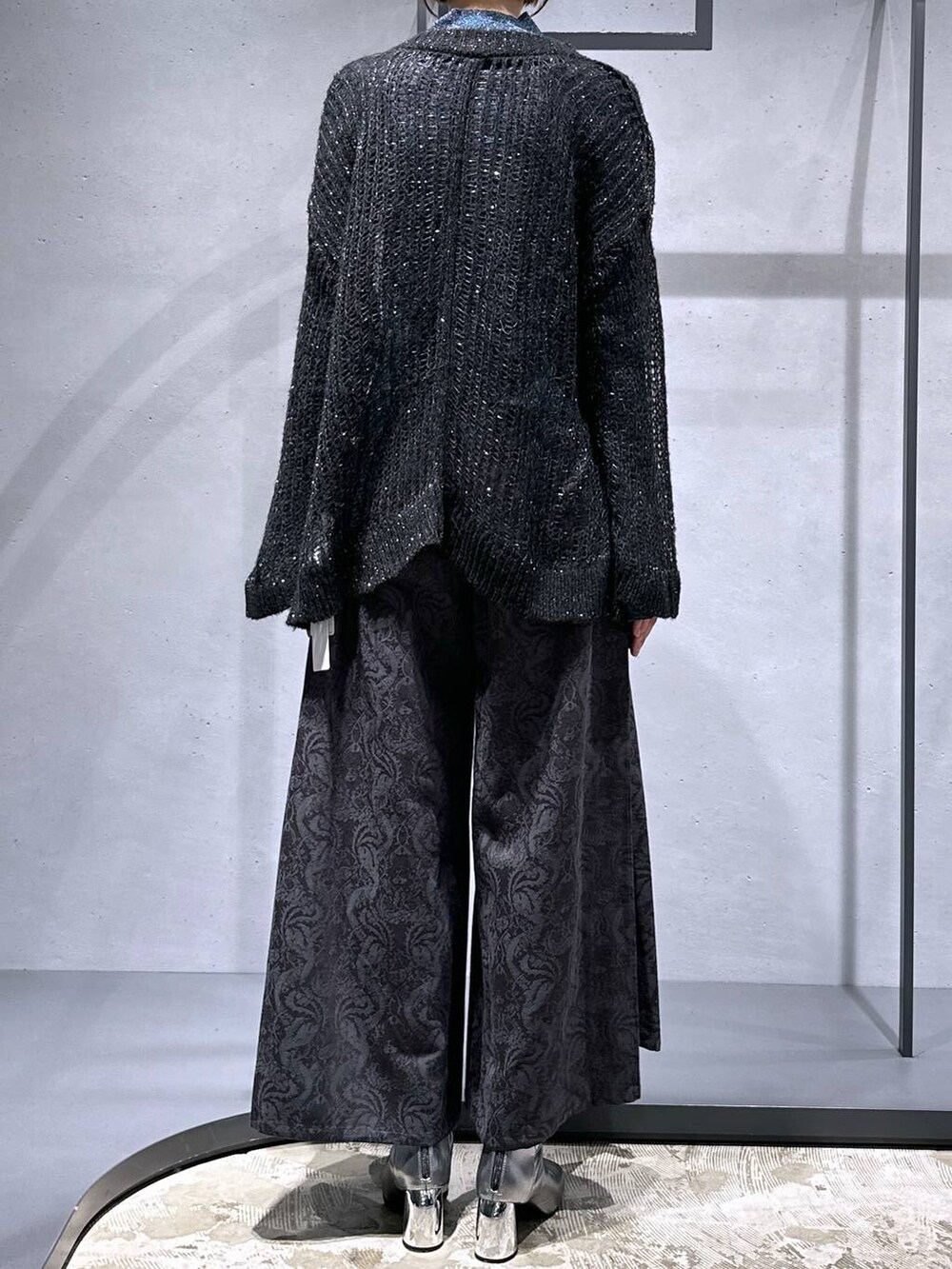 ブラック系のニット/セーター、シルバー系のブーツ、ブルー系のニット/セーターを着用したレディースの秋コーディネートの3枚目の写真