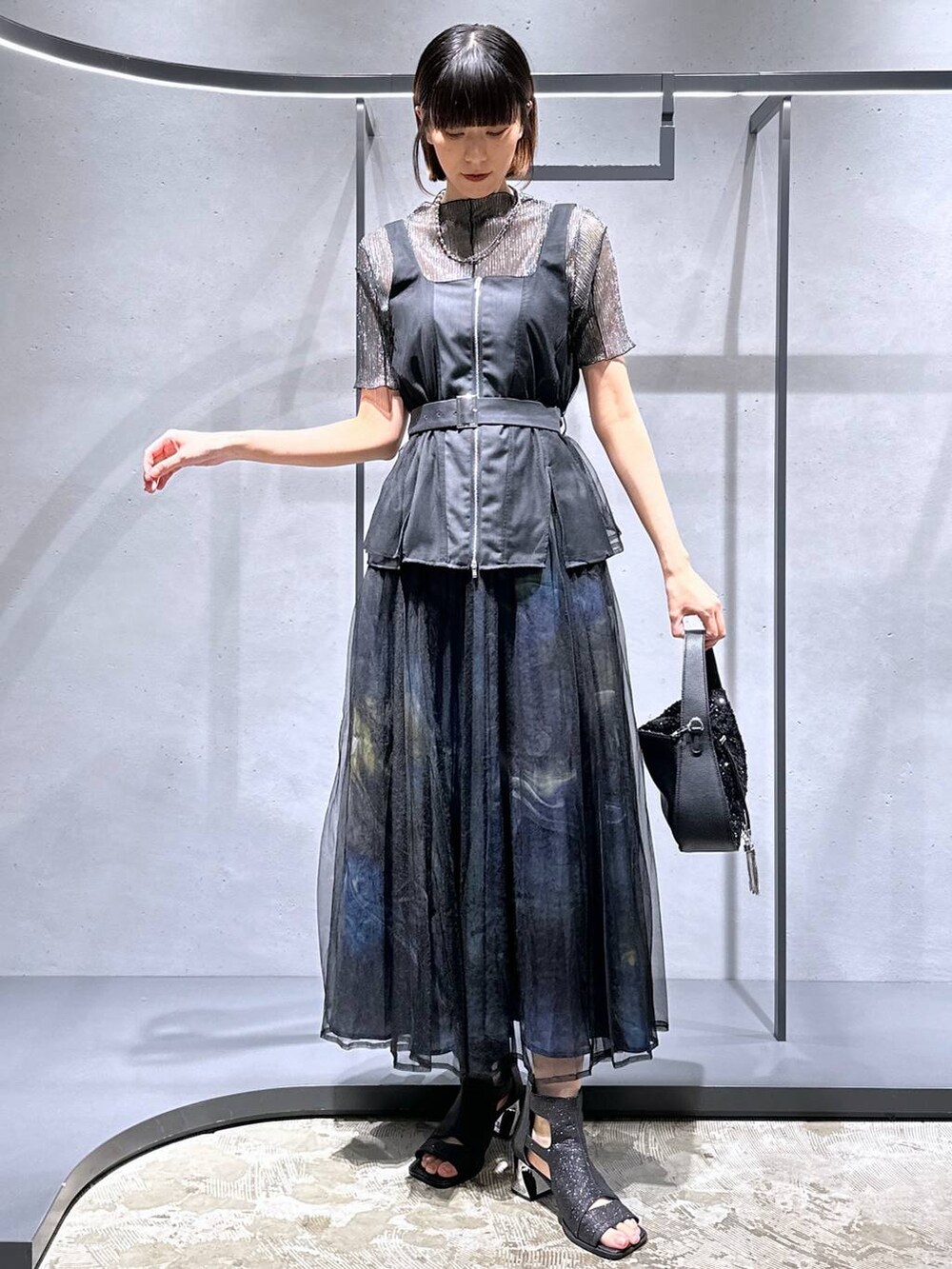 ブラック系のサンダル、ブラック系のTシャツ/カットソー、ブラック系のショルダーバッグを着用したレディースの夏コーディネートの6枚目の写真