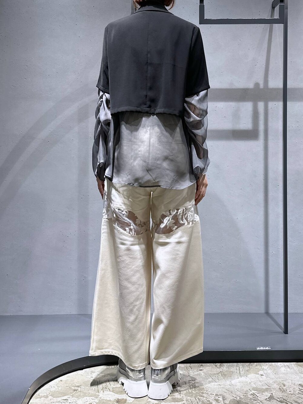 シルバー系のサンダル、ホワイト系のその他パンツ、グレー系のシャツ/ブラウスを着用したレディースの夏コーディネートの4枚目の写真