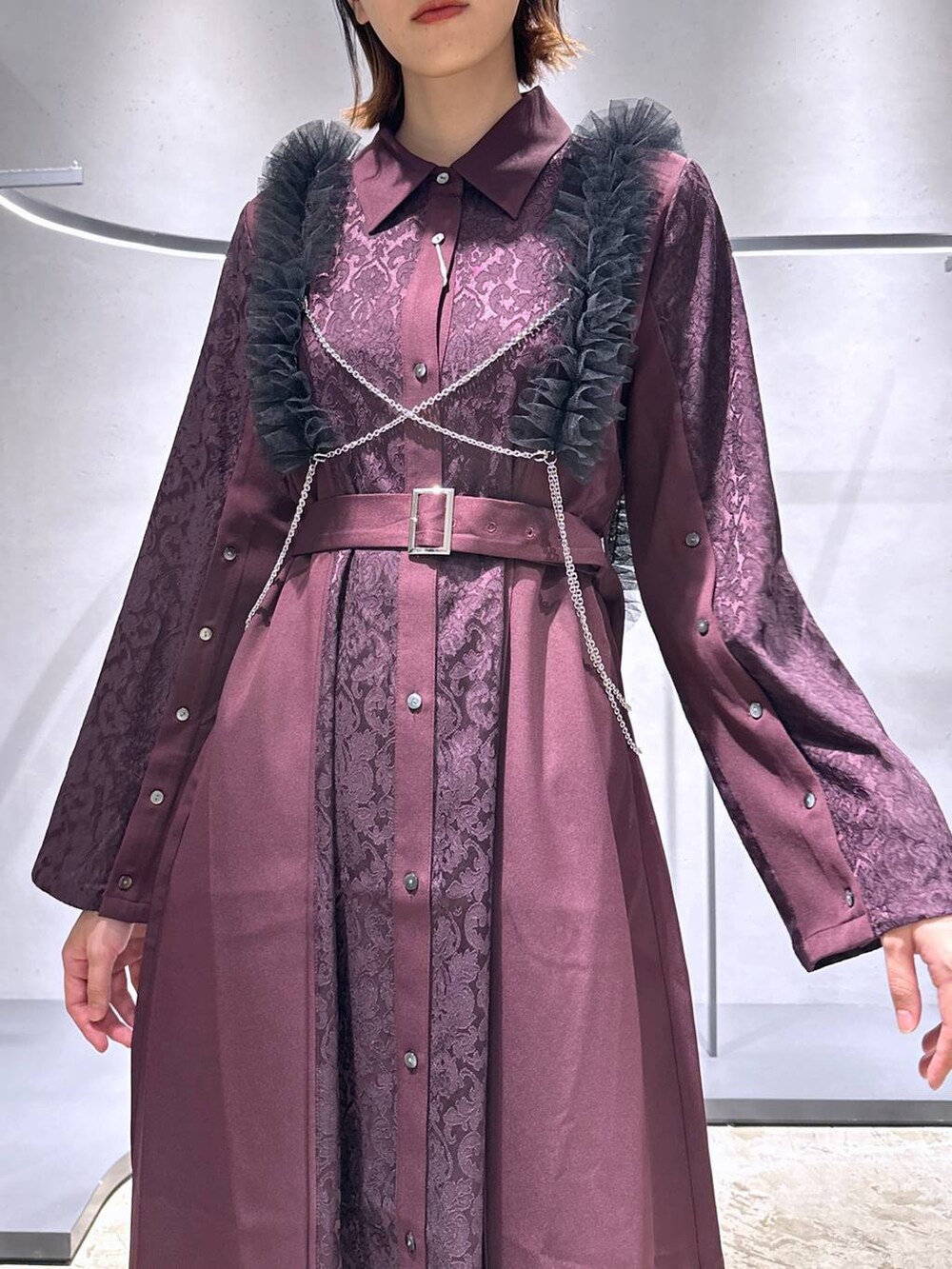 ブラック系のサンダル、レッド系のワンピース、ブラック系のサスペンダーを着用したレディースの夏コーディネートの5枚目の写真