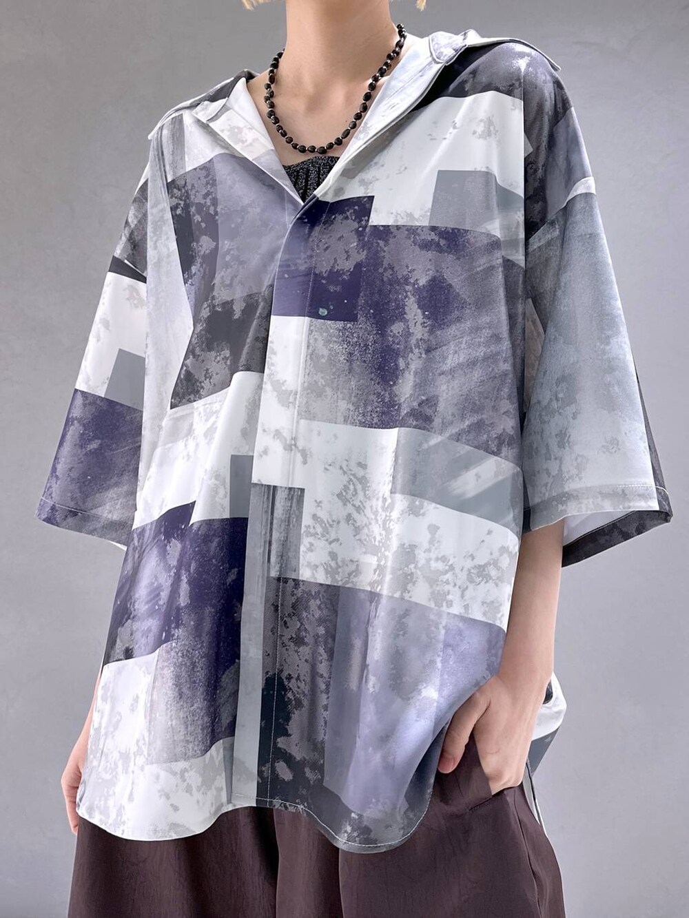 ブラック系のサンダル、ブラック系のタンクトップ、パープル系のその他パンツを着用したレディースの春コーディネートの5枚目の写真