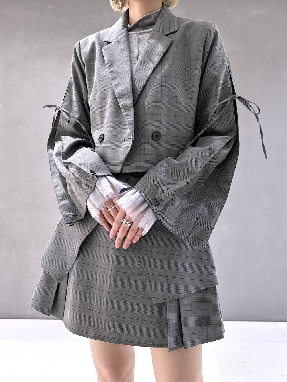 ブラック系のドレスシューズ、グレー系のTシャツ/カットソー、その他のテーラードジャケットを着用したレディースの秋コーディネートの5枚目の写真