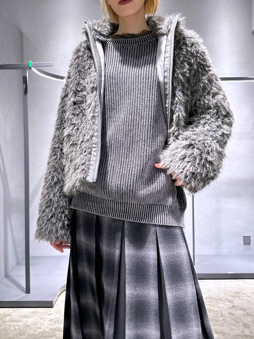 イエロー系のTシャツ/カットソー、ブラック系のドレスシューズ、ベージュ系のブルゾンを着用したレディースの秋コーディネートの5枚目の写真