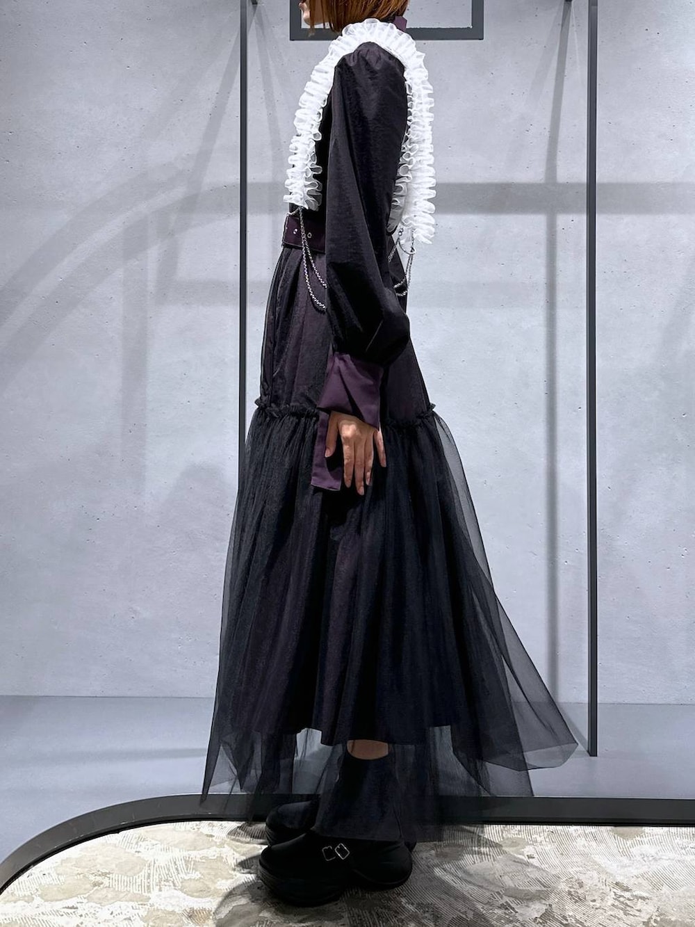 ブラック系のブーツ、パープル系のワンピース、ホワイト系のサスペンダーを着用したレディースの夏コーディネートの2枚目の写真