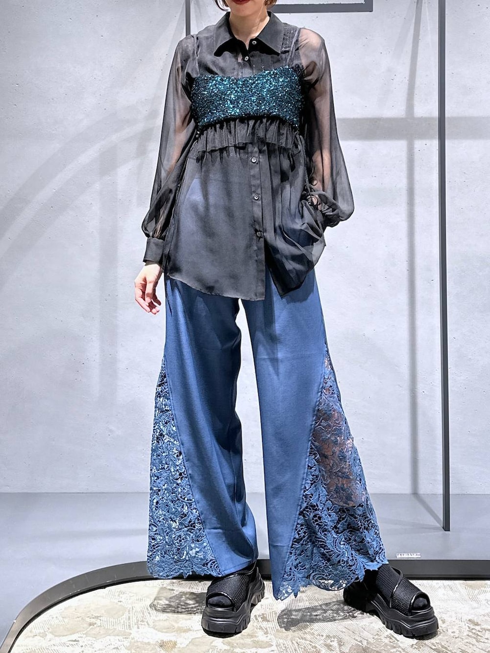 ブラック系のシャツ/ブラウス、グリーン系のチューブトップ、ブルー系のその他パンツを着用したレディースの夏コーディネートの5枚目の写真