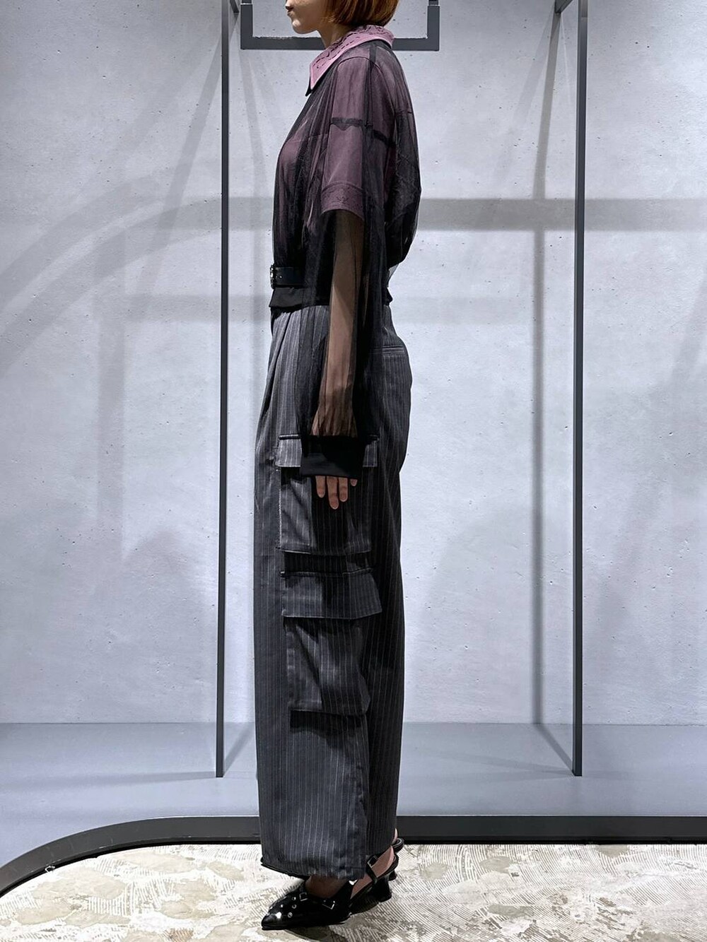 ピンク系のシャツ/ブラウス、ブラック系のパンプス、その他のカーゴパンツを着用したレディースの夏コーディネートの2枚目の写真