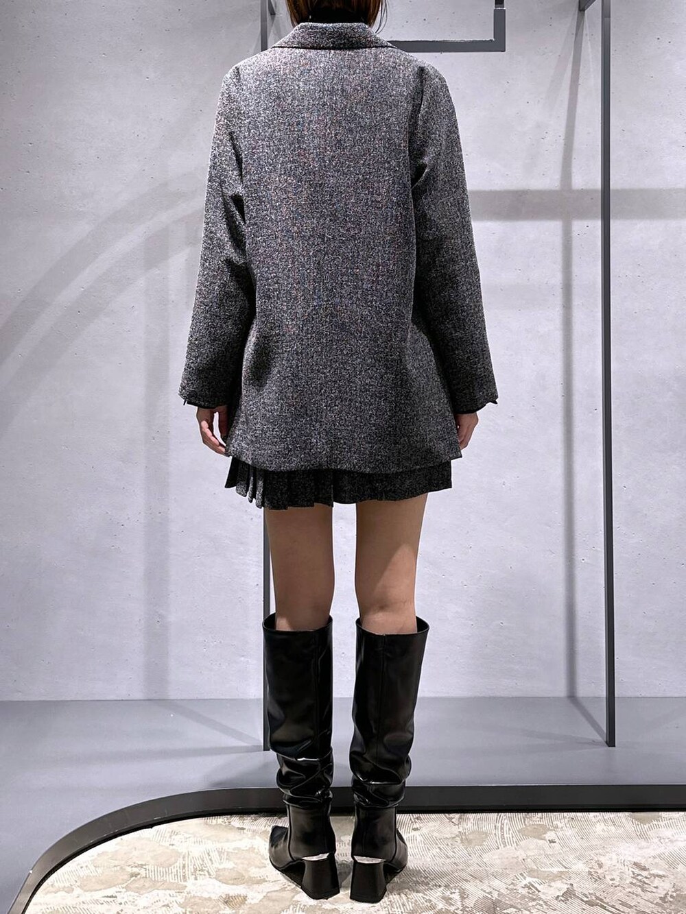 ブラック系のブーツ、ブラック系のシャツ/ブラウス、シルバー系のトートバッグを着用したレディースの秋コーディネートの3枚目の写真