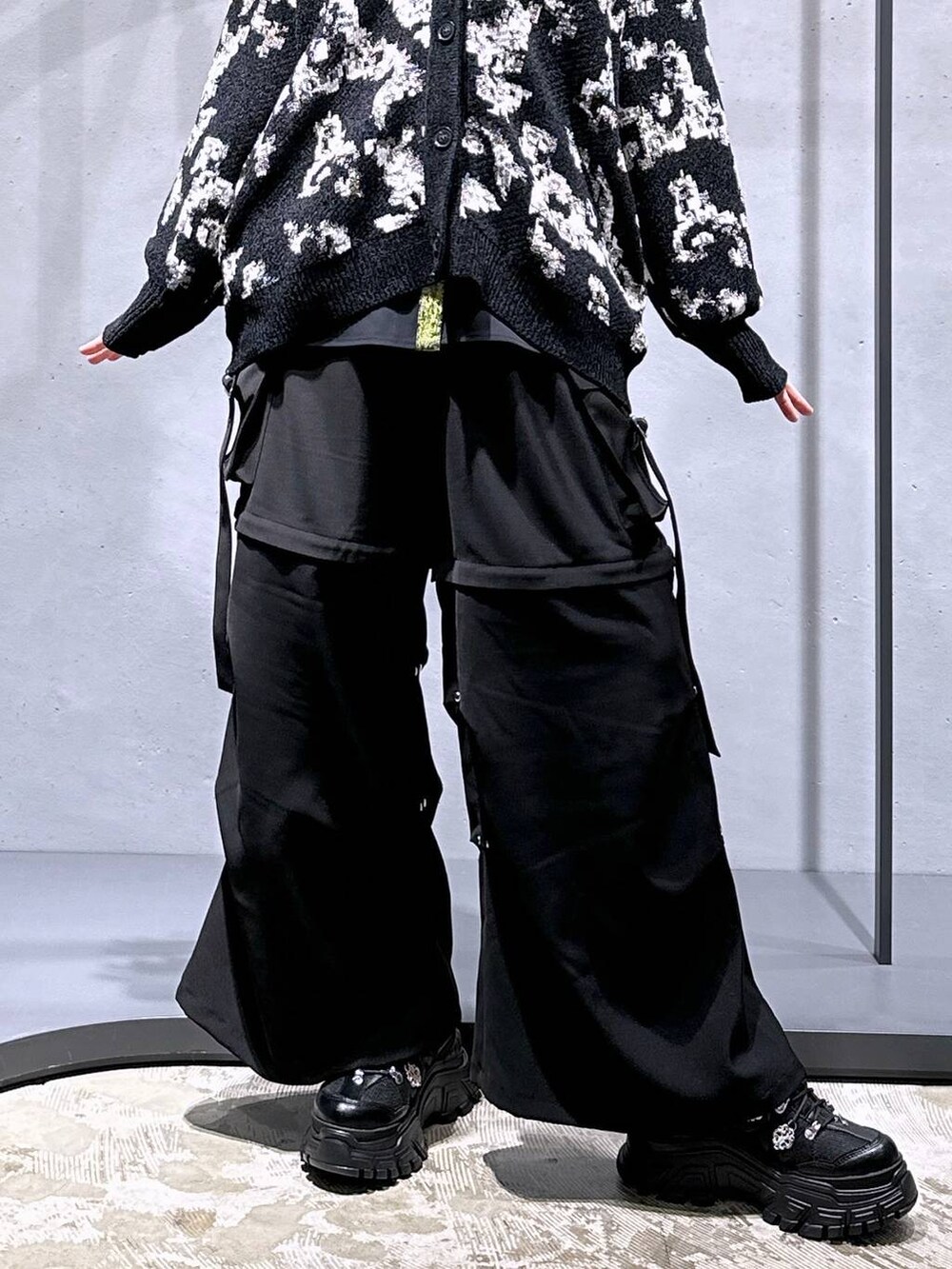 「高身長、メンズライク、女子ウケ、休日コーデ、秋コーデ、冬コーデ、骨格ウェーブ、個性派、モード、きれいめ、HARE、カジュアル、カーディガン、ニット、シャツ」｜「HAREの2WAYメタルカーゴパンツ(HARE)（カーゴパンツ、ブラック系）」を使った、ココロさん（レディース・169cm）の冬コーディネートの7枚目の写真