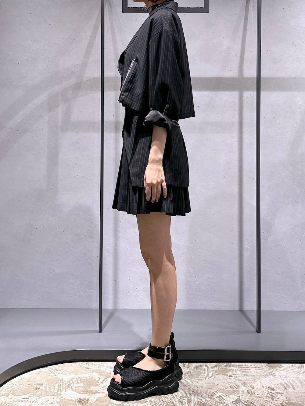 その他のテーラードジャケット、ブラック系のTシャツ/カットソー、ブラック系のサンダルを着用したレディースの夏コーディネートの2枚目の写真