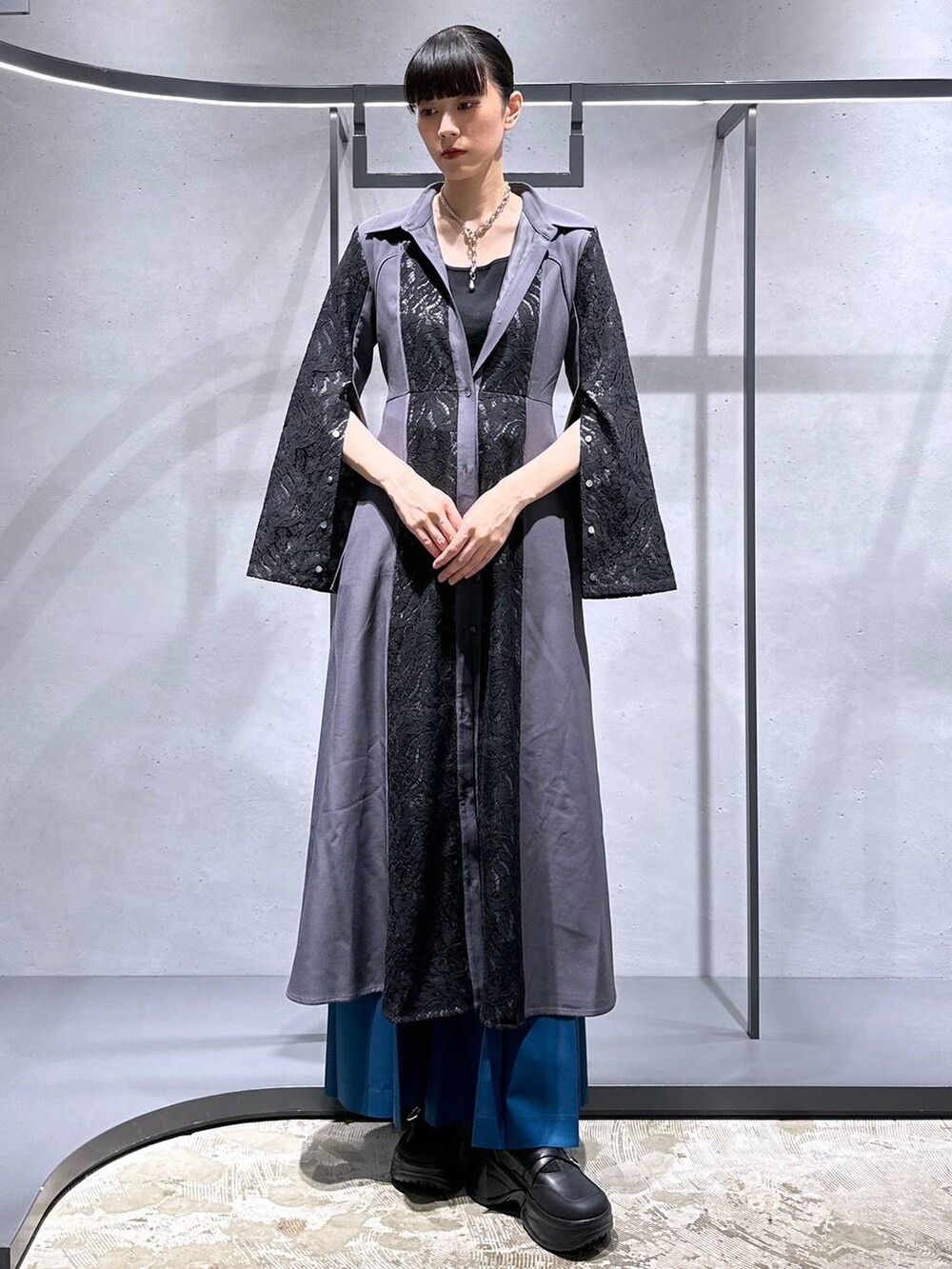 ブラック系のワンピース、ブルー系のその他パンツ、ブラック系のブーツを着用したレディースの夏コーディネートの4枚目の写真