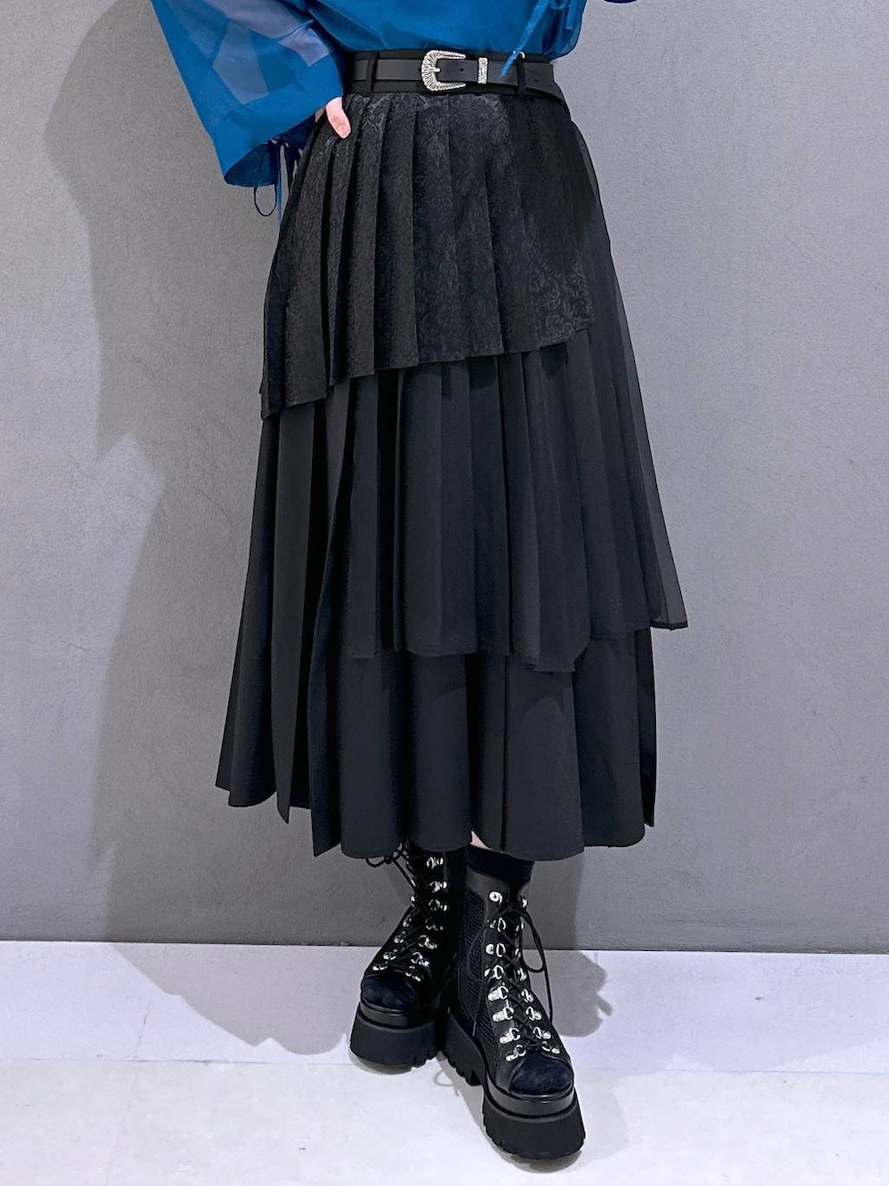 ブラック系のサンダル、ブラック系のスカート、ブルー系のTシャツ/カットソーを着用したレディースの春コーディネートの6枚目の写真