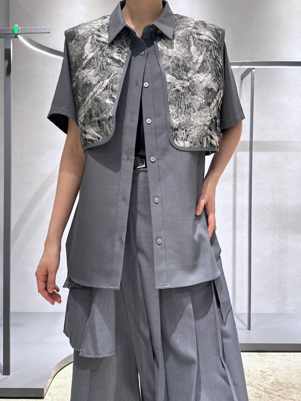 ブラック系のサンダル、グレー系のシャツ/ブラウス、グレー系のその他パンツを着用したレディースの春コーディネートの2枚目の写真