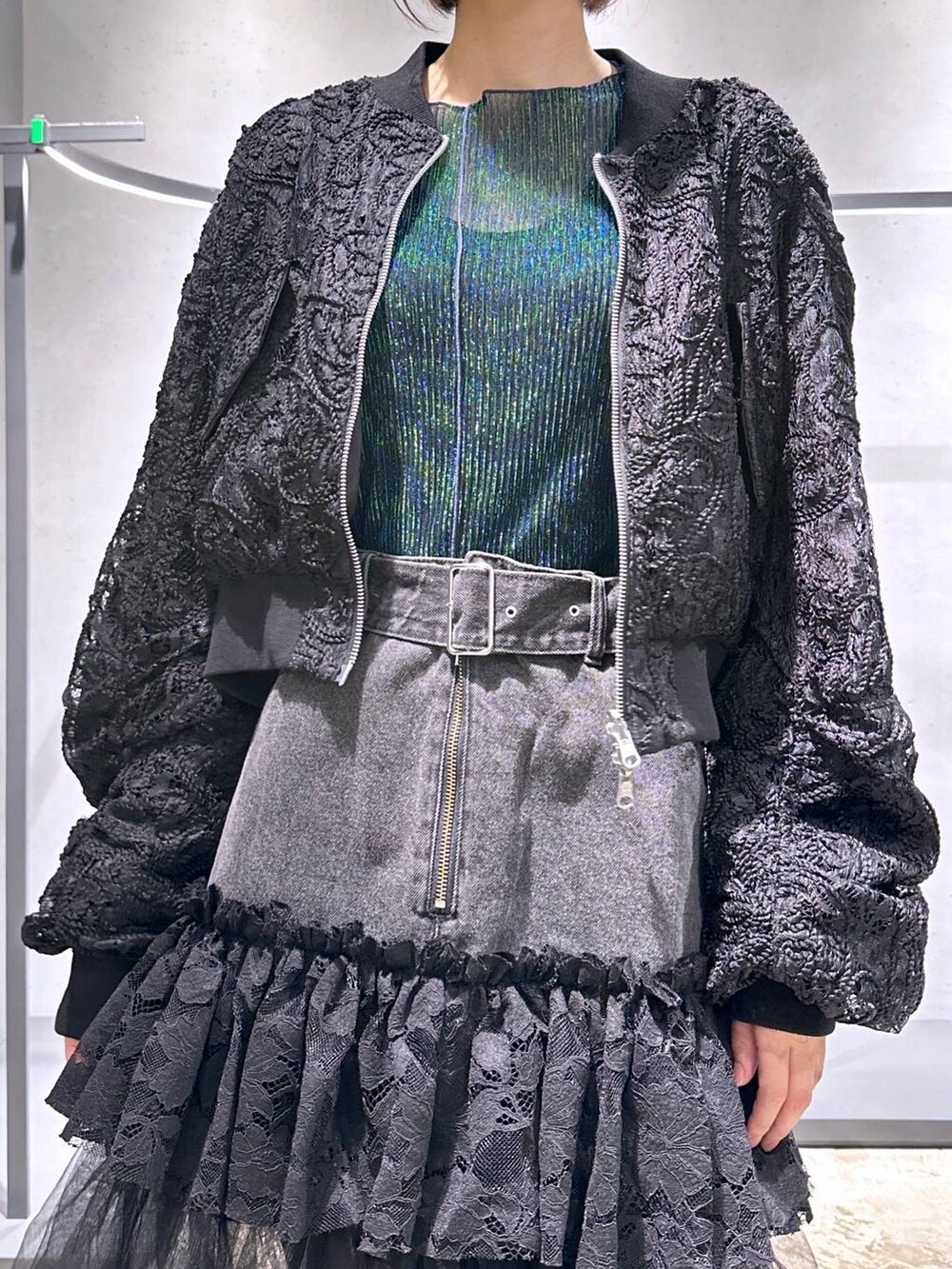 ブラック系のブーツ、ブルー系のTシャツ/カットソー、ブラック系のブルゾンを着用したレディースの秋コーディネートの5枚目の写真