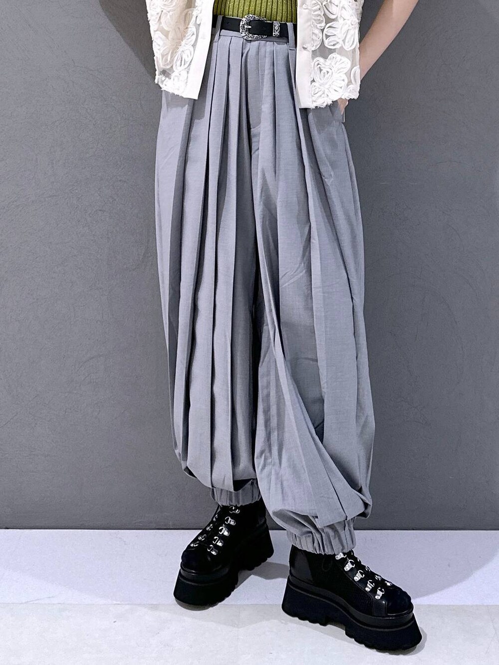 ブラック系のサンダル、イエロー系のタンクトップ、グレー系のその他パンツを着用したレディースの春コーディネートの6枚目の写真