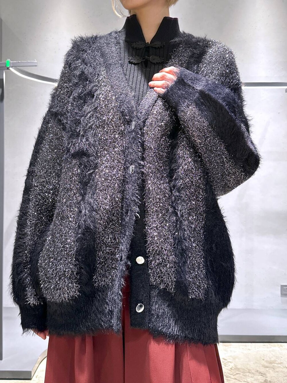 レッド系のその他パンツ、ブラック系のブーツ、ブラック系のニット/セーターを着用したレディースの冬コーディネートの5枚目の写真