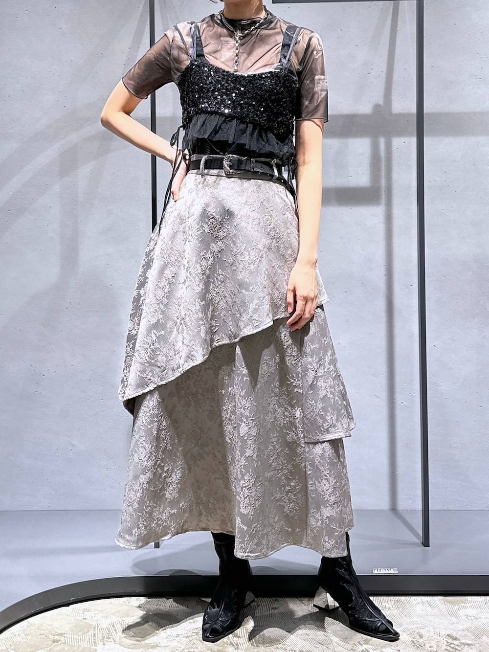 ブラック系のサンダル、ブラック系のチューブトップ、グレー系のスカートを着用したレディースの夏コーディネートの5枚目の写真