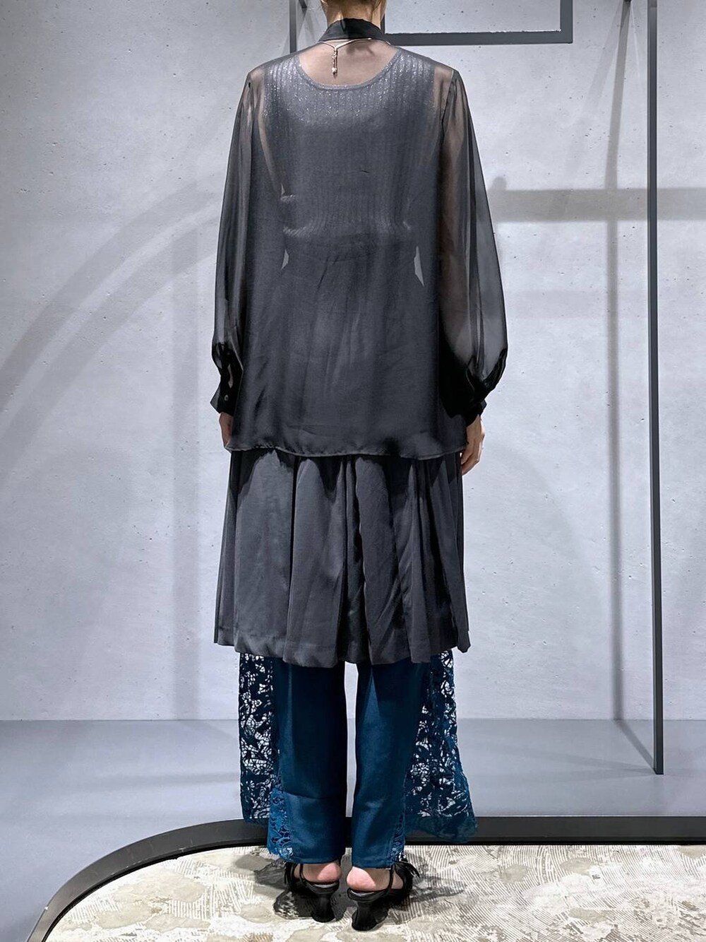 ブラック系のシャツ/ブラウス、グレー系のタンクトップ、ブルー系のその他パンツを着用したレディースの夏コーディネートの3枚目の写真