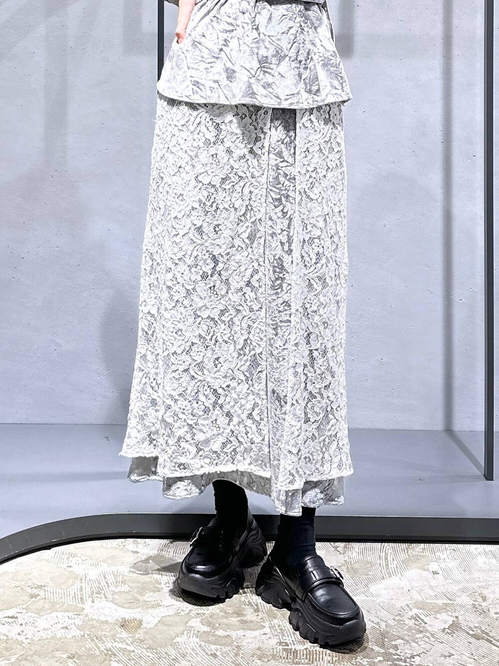 ブラック系のTシャツ/カットソー、ブラック系のローファー、グレー系のベストを着用したレディースの秋コーディネートの6枚目の写真