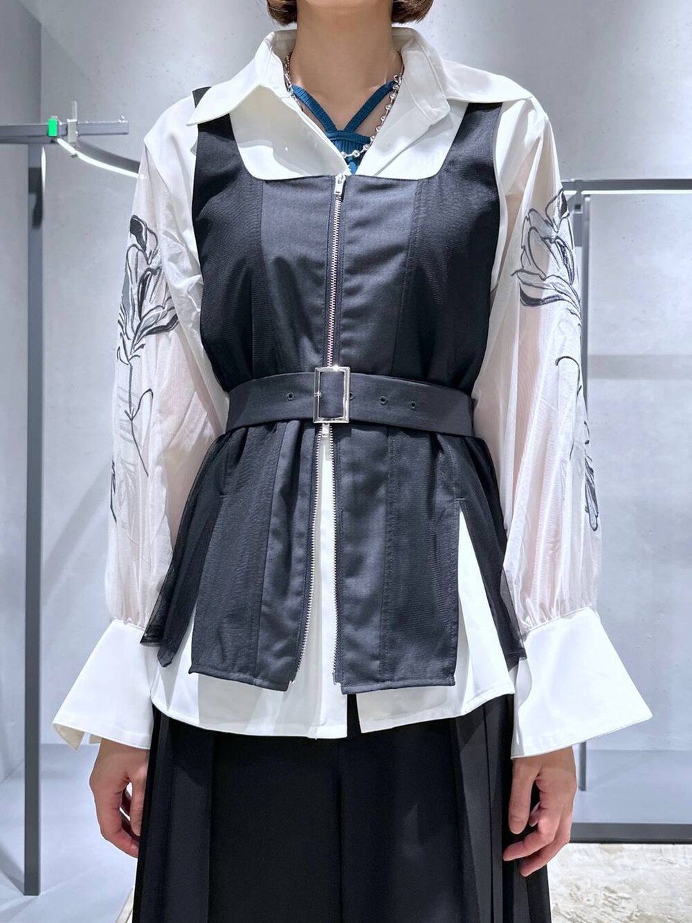 ブラック系のその他パンツ、ブルー系のタンクトップ、ホワイト系のシャツ/ブラウスを着用したレディースの夏コーディネートの5枚目の写真