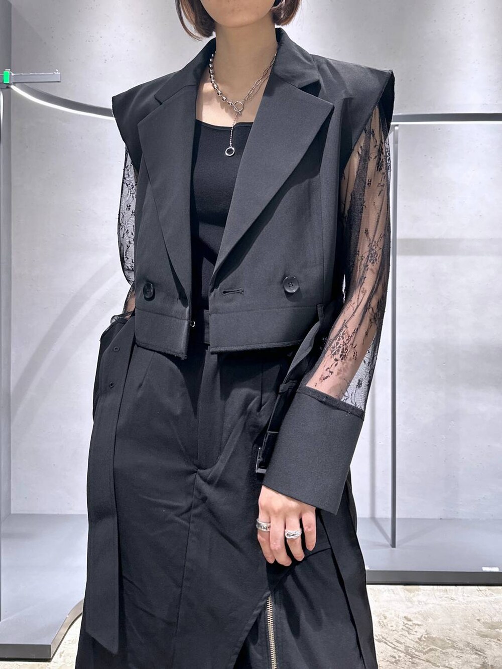 ブラック系のサンダル、ブラック系のタンクトップ、ブラック系のその他パンツを着用したレディースの夏コーディネートの5枚目の写真